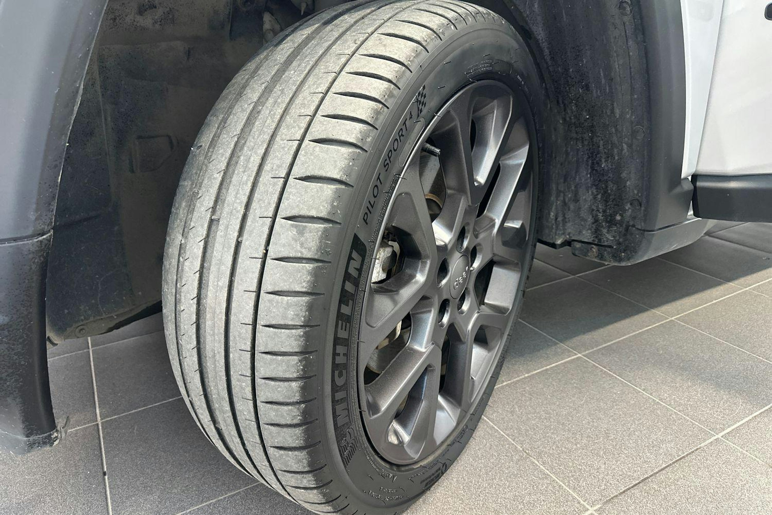 harmaa Jeep Compass 2021 kuva 11.