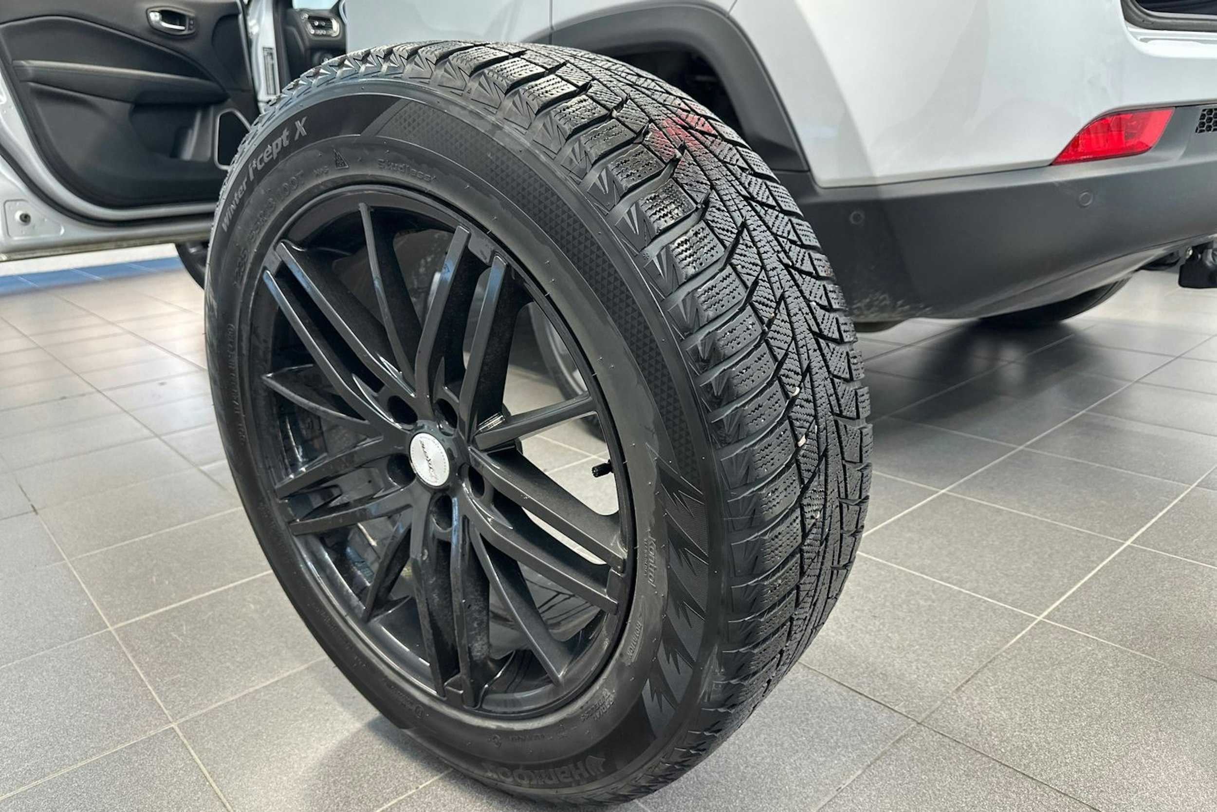 harmaa Jeep Compass 2021 kuva 13.