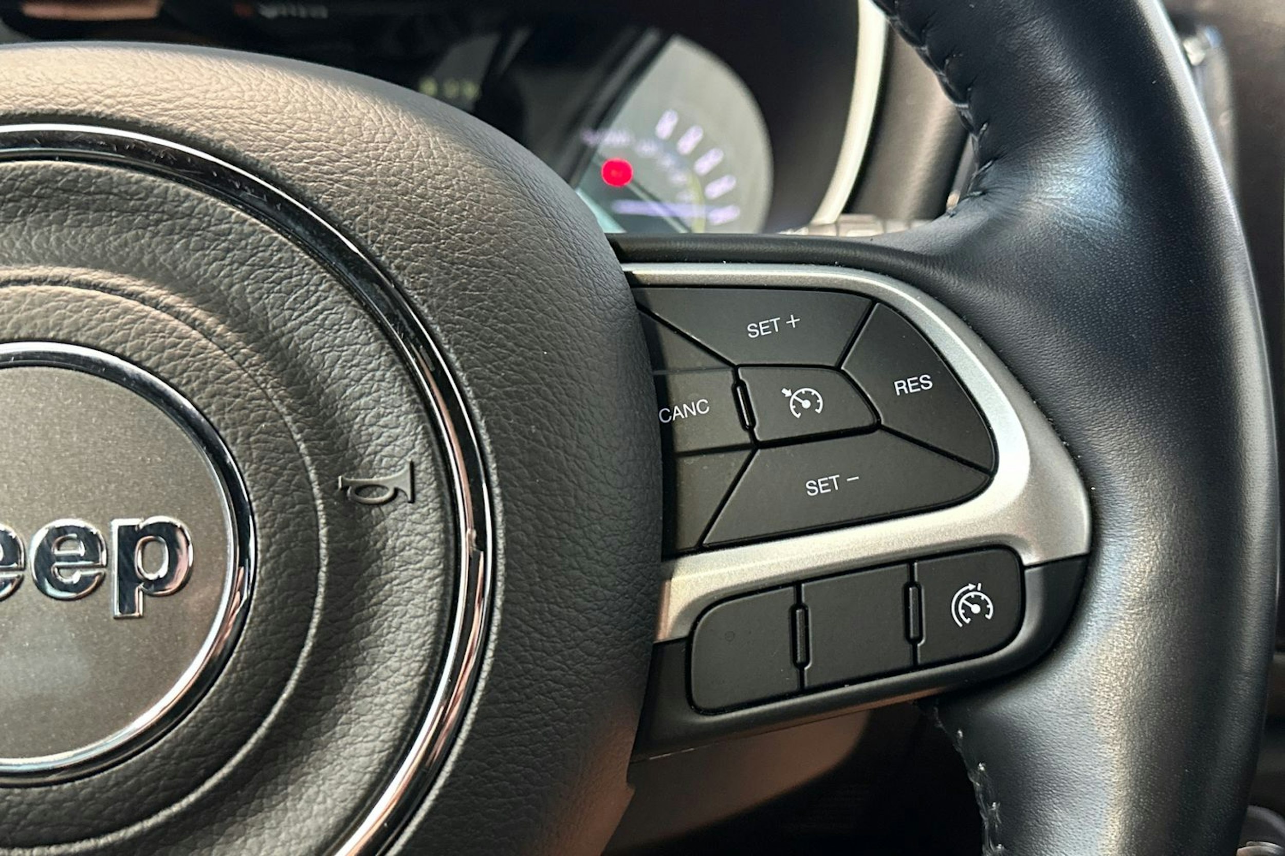 harmaa Jeep Compass 2021 kuva 16.