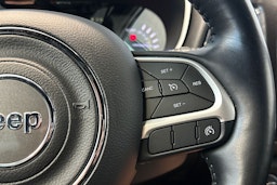 harmaa Jeep Compass 2021 kuva 16.