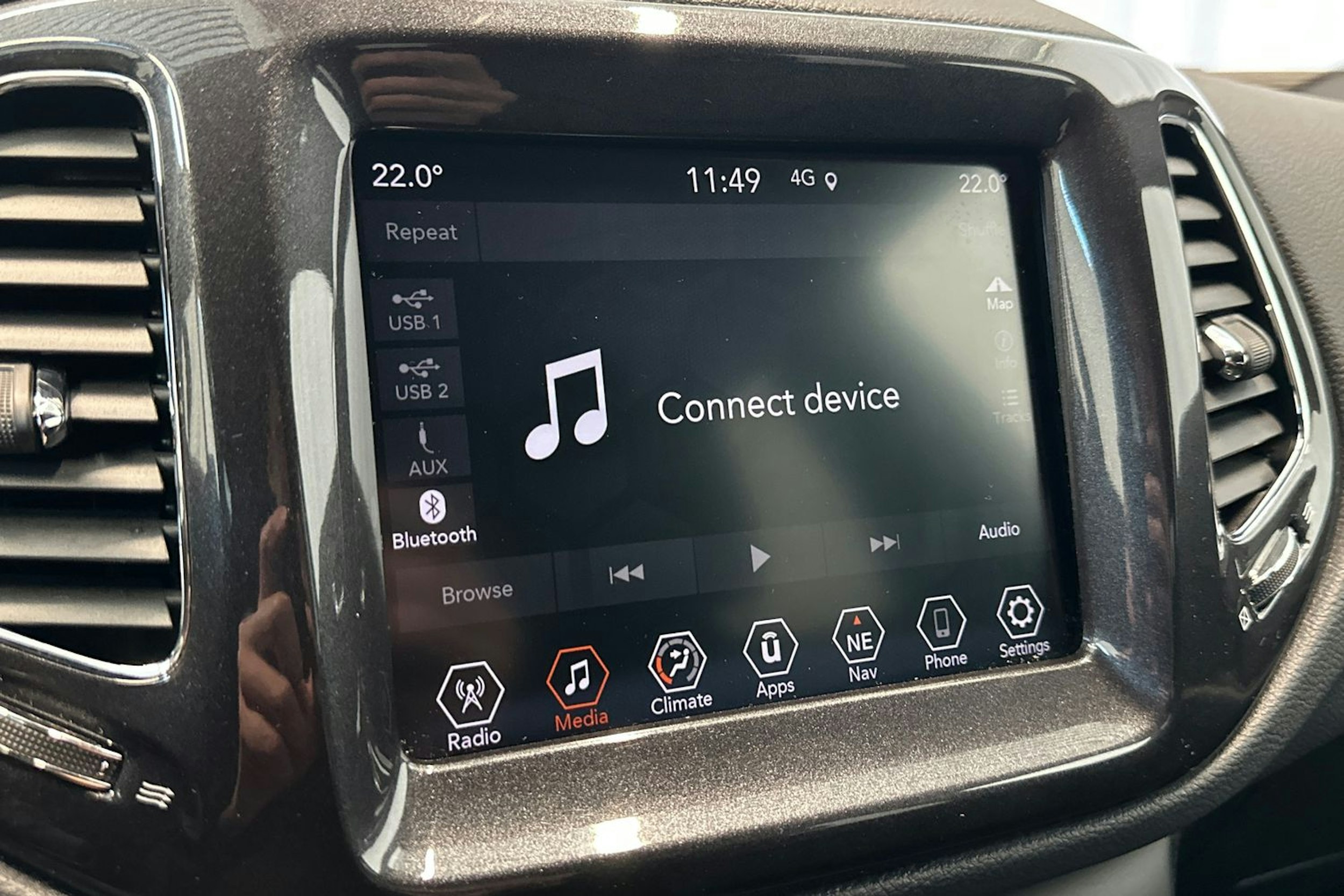 harmaa Jeep Compass 2021 kuva 18.
