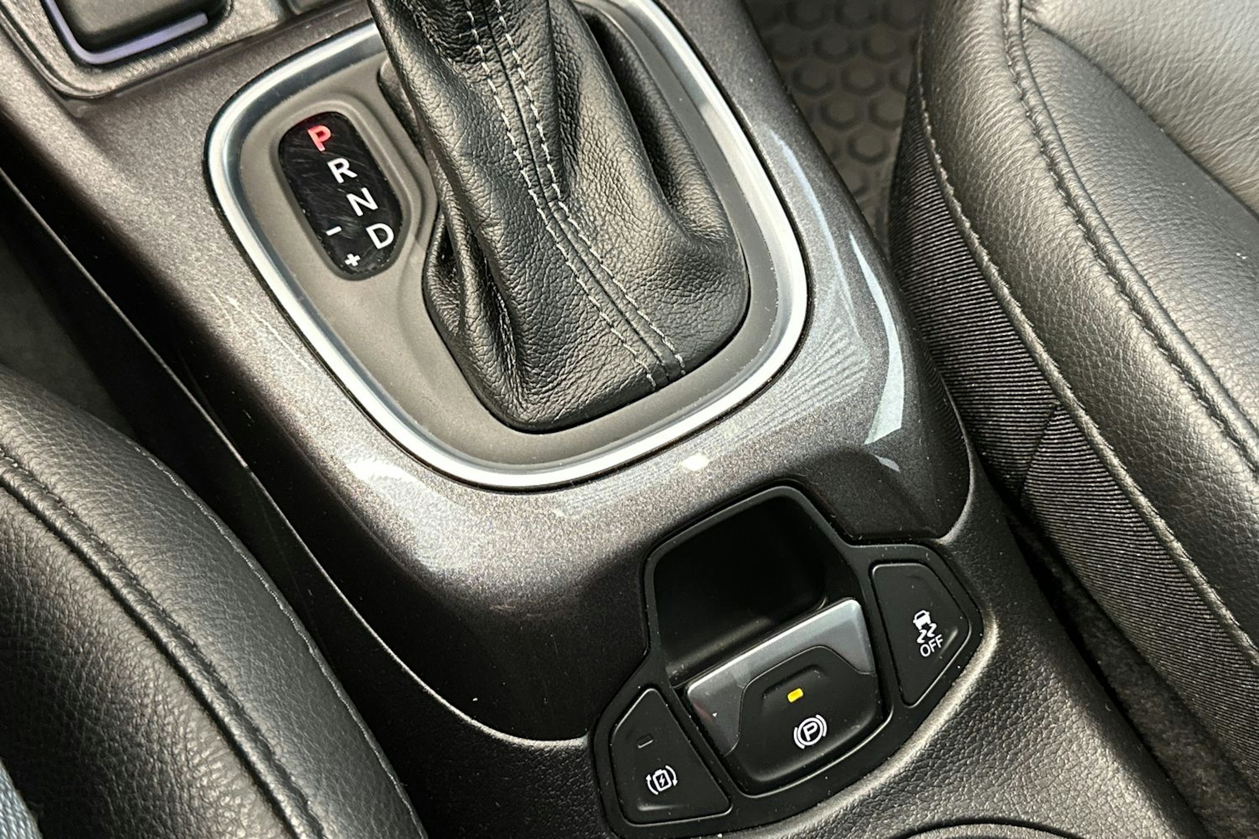 harmaa Jeep Compass 2021 kuva 23.