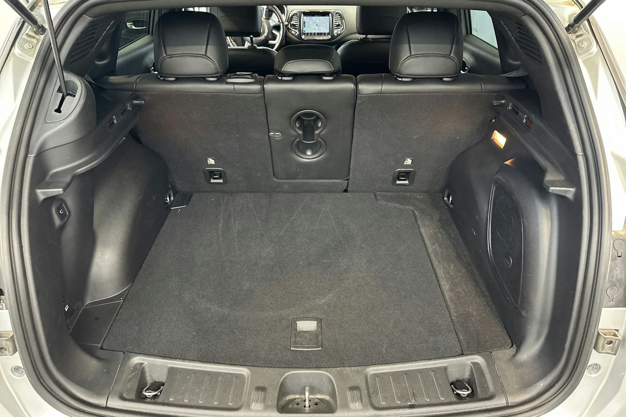 harmaa Jeep Compass 2021 kuva 26.