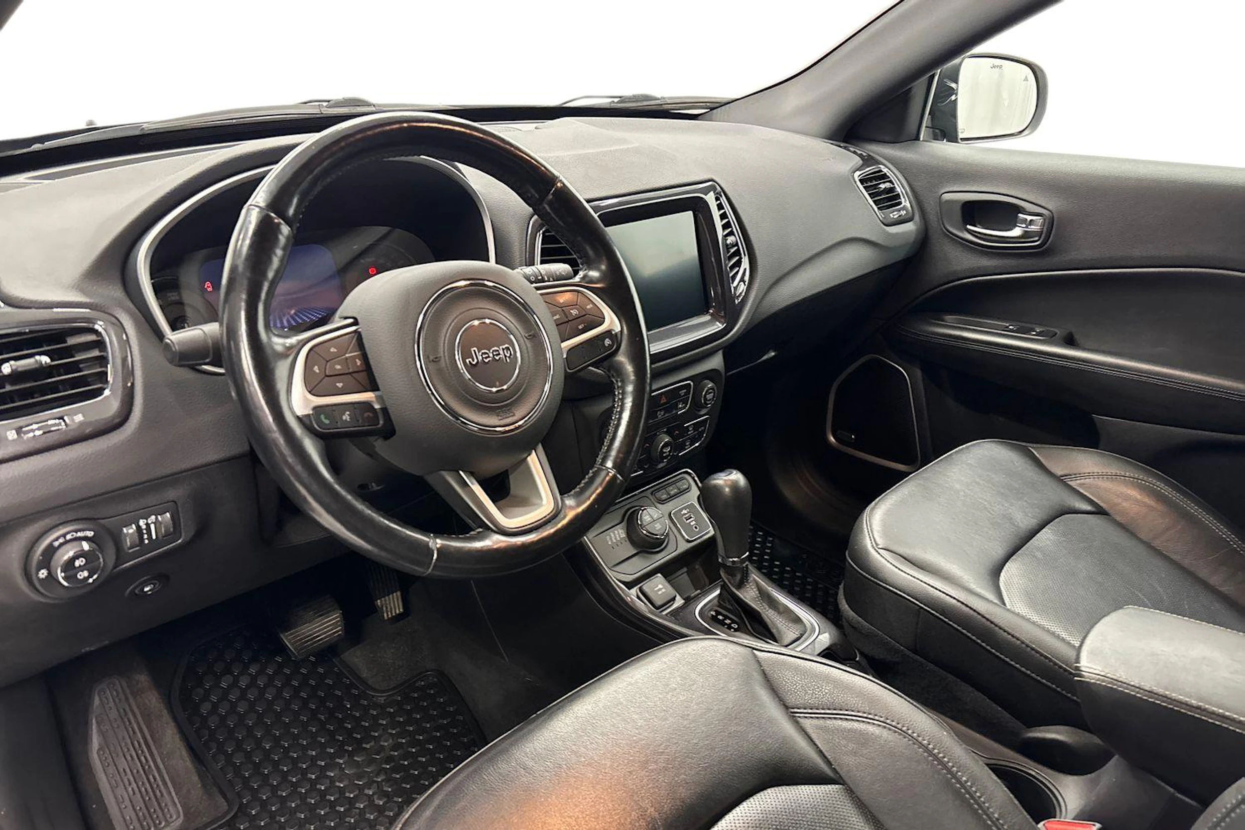 harmaa Jeep Compass 2021 kuva 6.