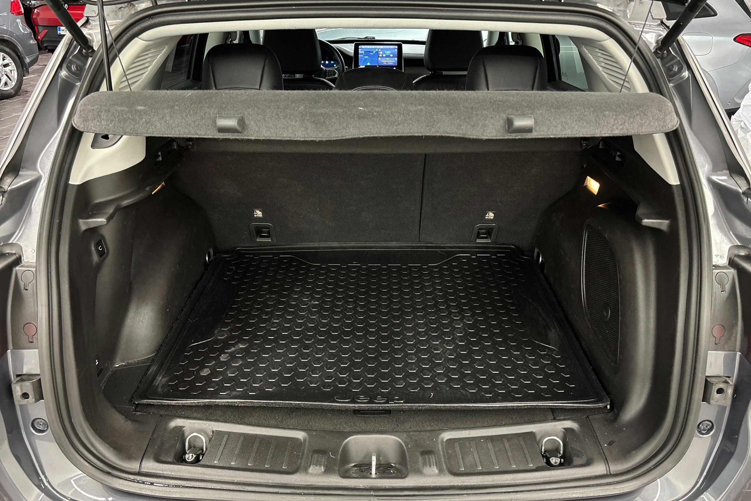 harmaa Jeep Compass 2021 kuva 14.