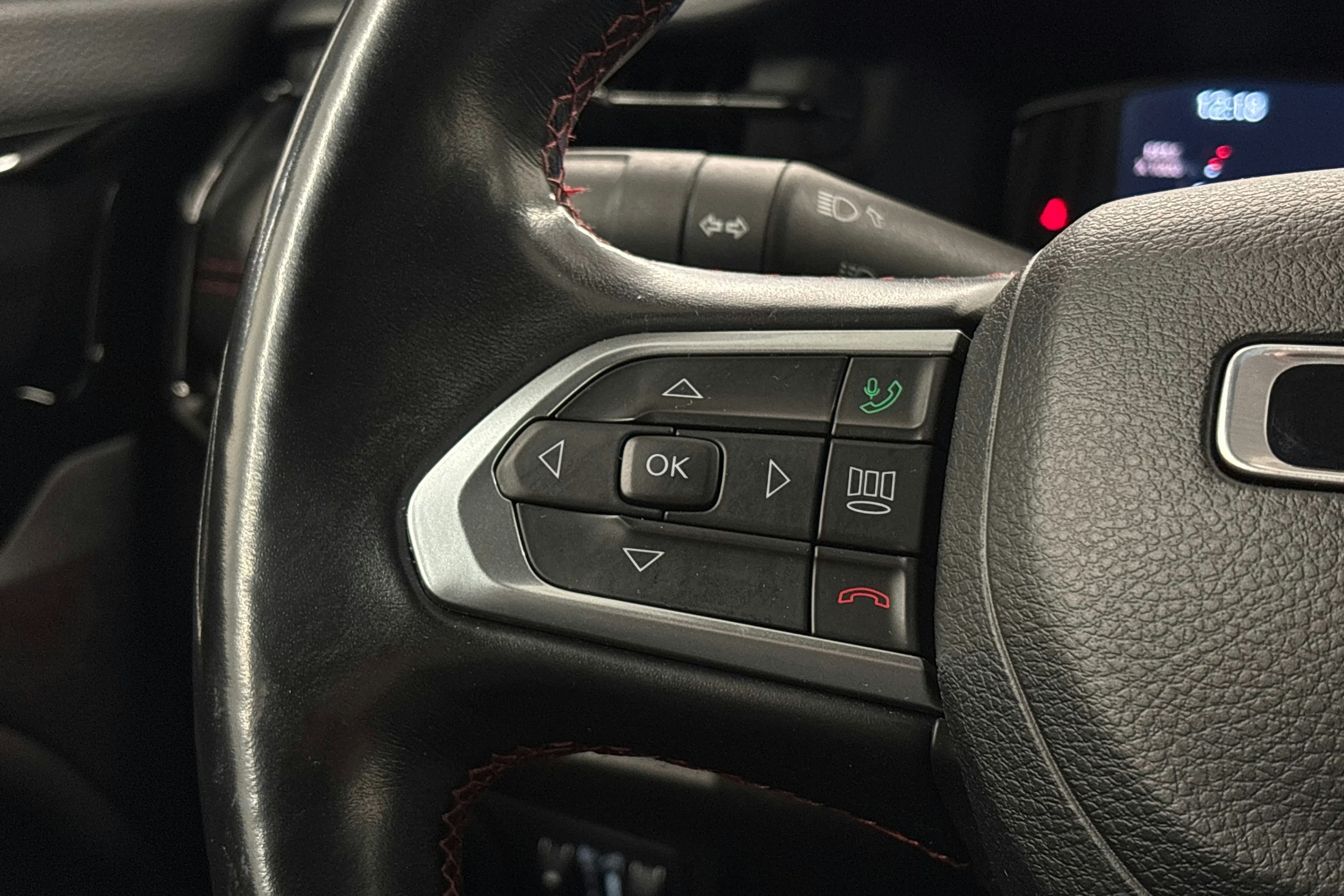 harmaa Jeep Compass 2021 kuva 18.