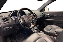 Harmaa Jeep Compass 2022 kuva 6.