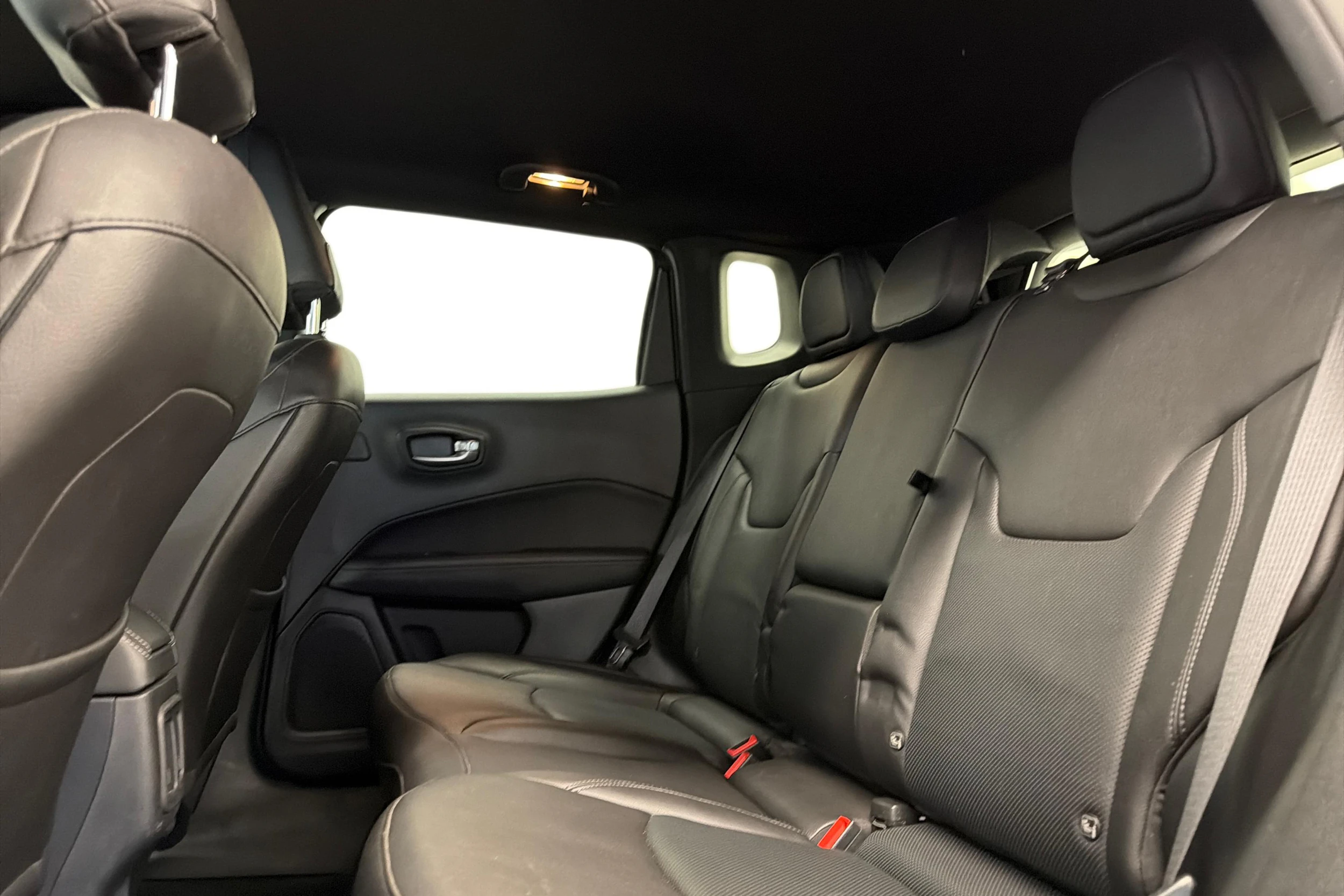 Harmaa Jeep Compass 2022 kuva 8.