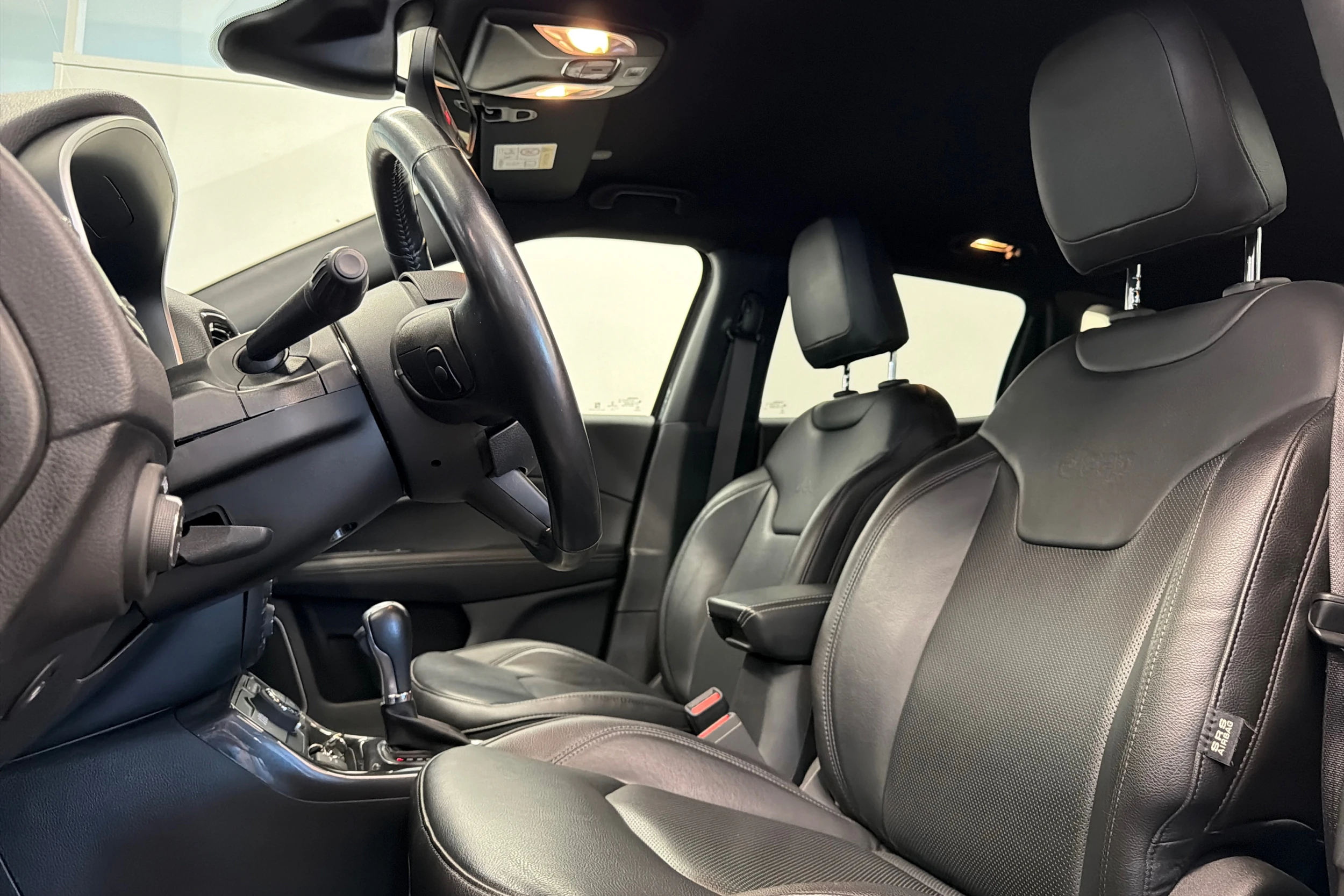 Harmaa Jeep Compass 2022 kuva 12.