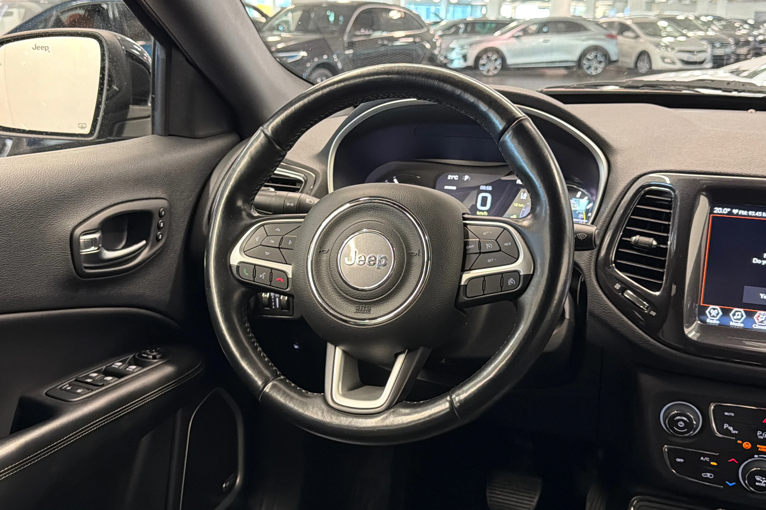 Harmaa Jeep Compass 2022 kuva 14.