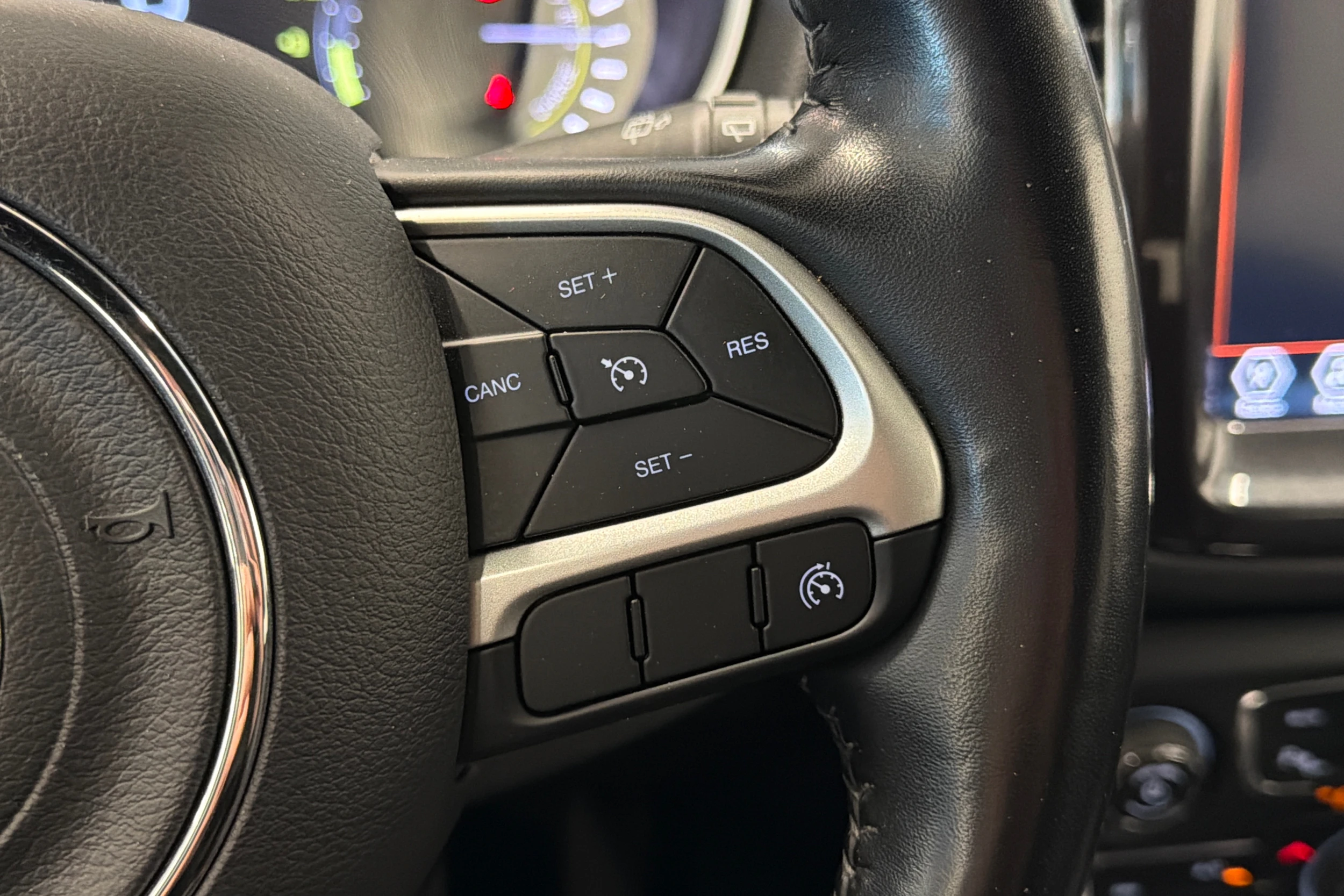 Harmaa Jeep Compass 2022 kuva 16.