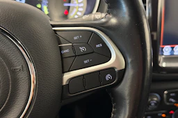 Harmaa Jeep Compass 2022 kuva 16.