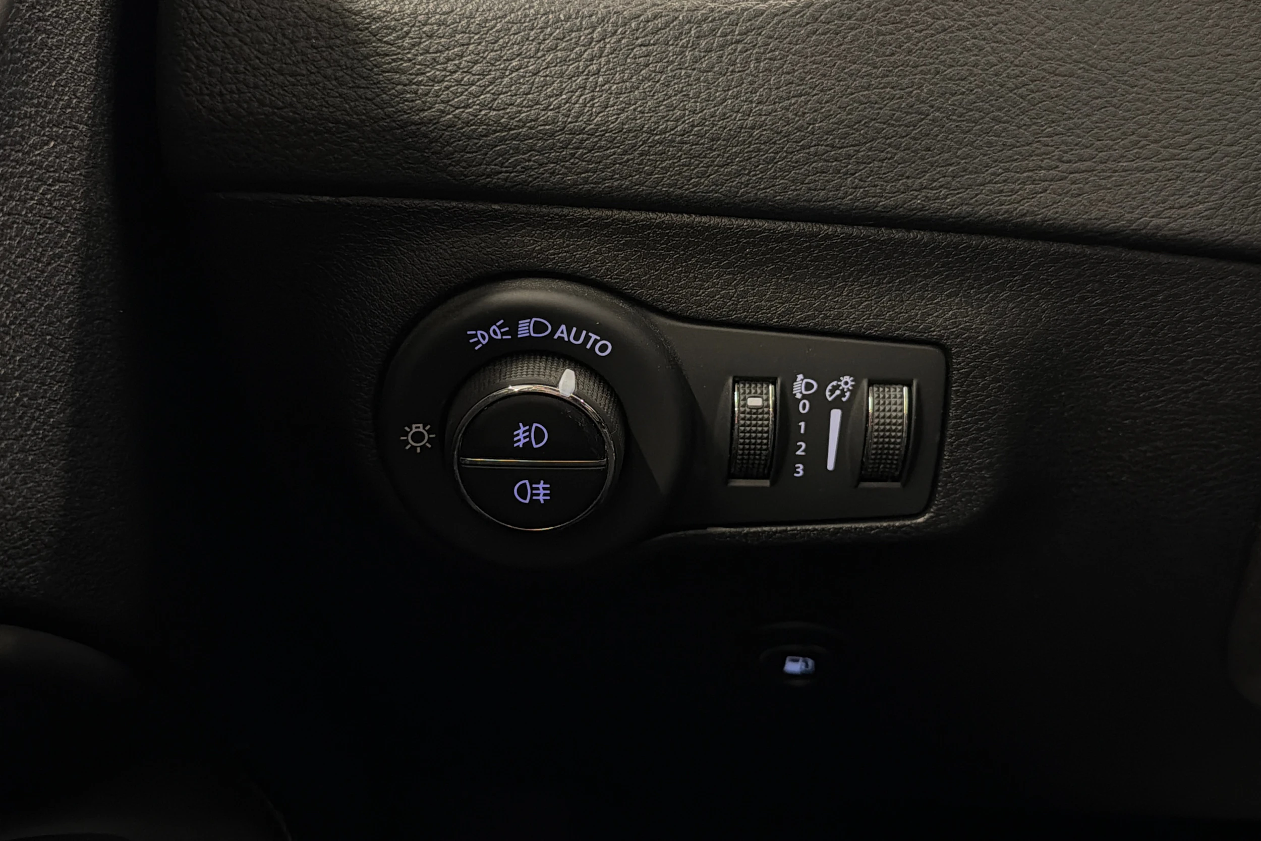 Harmaa Jeep Compass 2022 kuva 18.