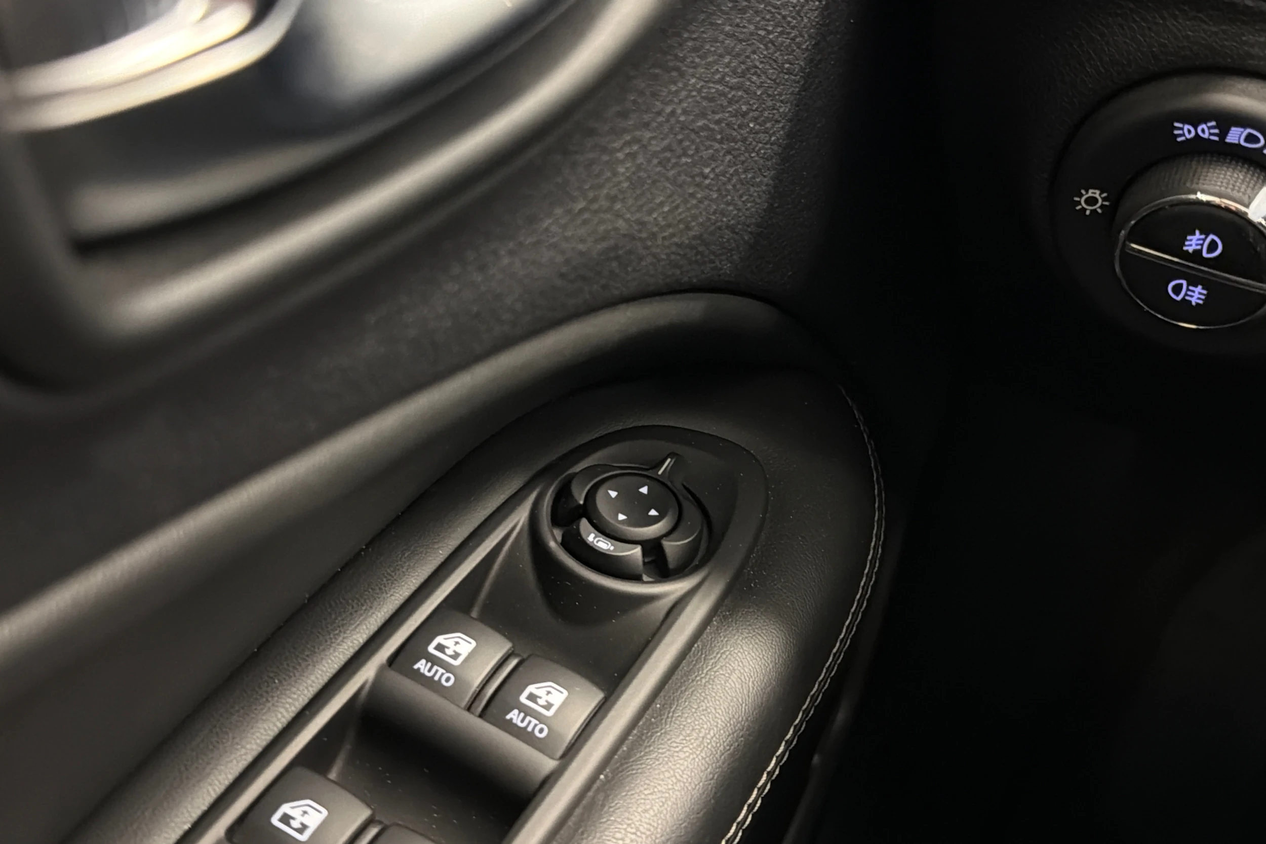 Harmaa Jeep Compass 2022 kuva 19.