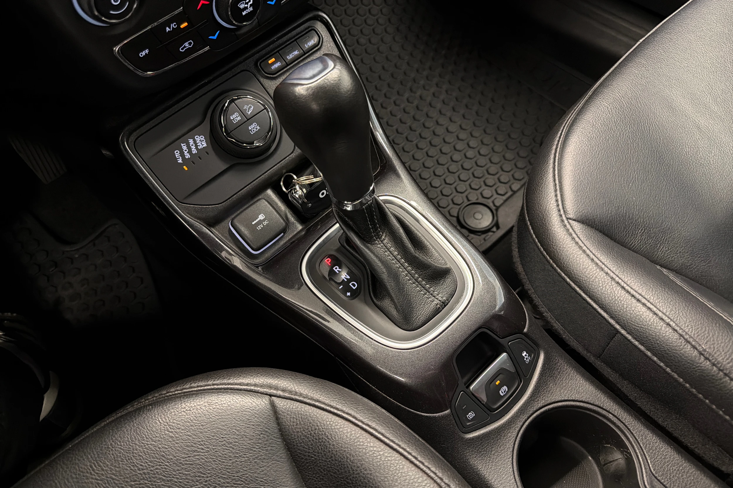 Harmaa Jeep Compass 2022 kuva 20.