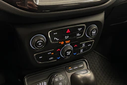 Harmaa Jeep Compass 2022 kuva 21.