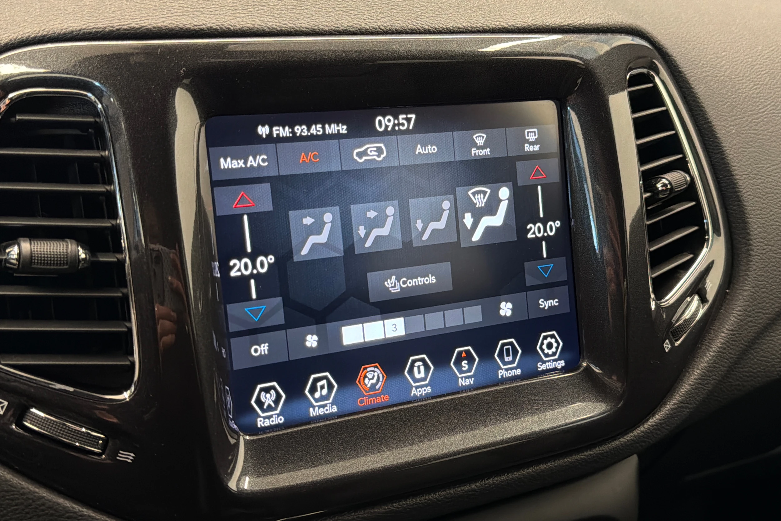 Harmaa Jeep Compass 2022 kuva 24.