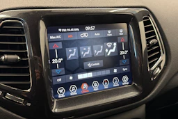 Harmaa Jeep Compass 2022 kuva 24.