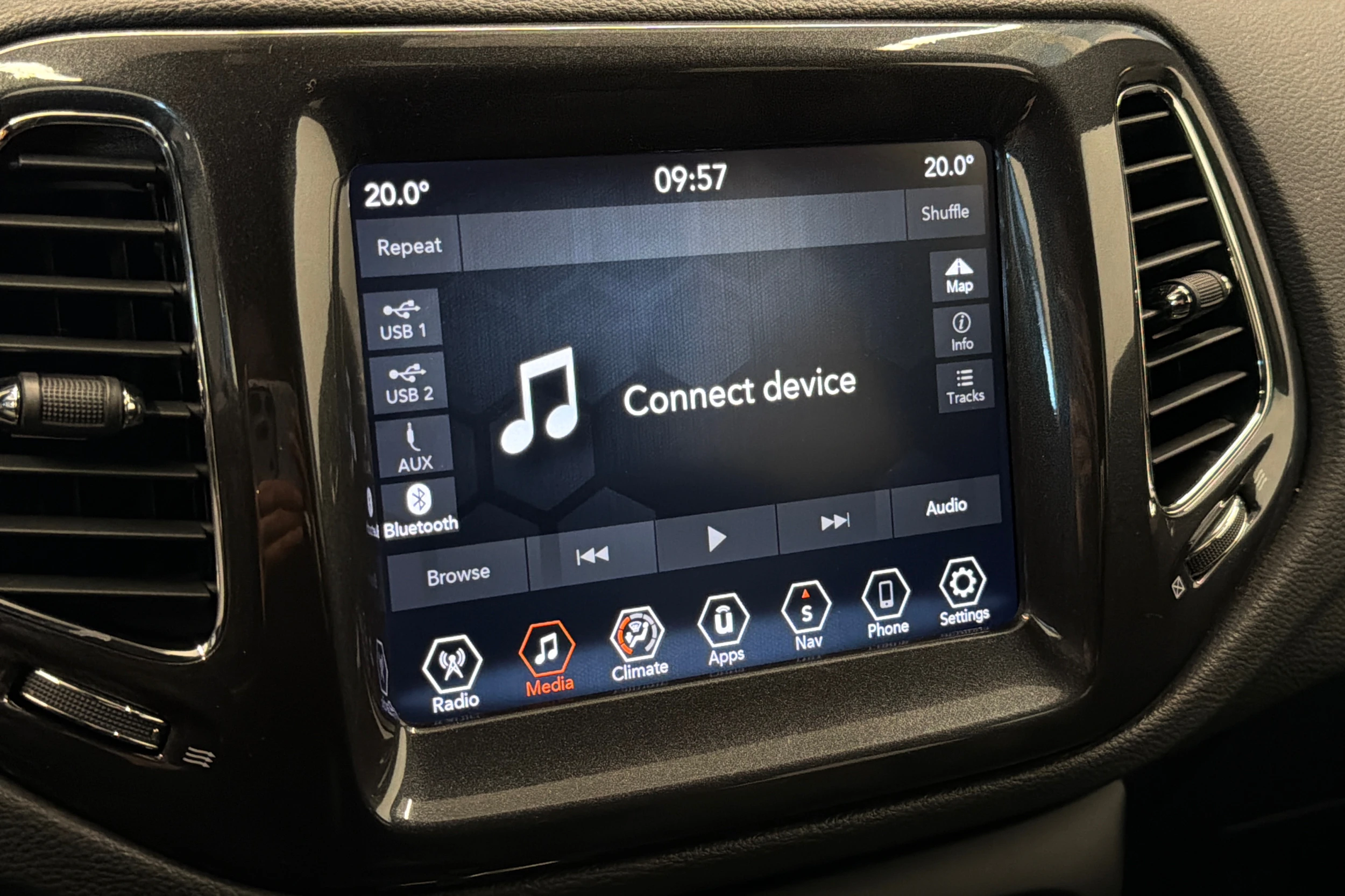 Harmaa Jeep Compass 2022 kuva 25.