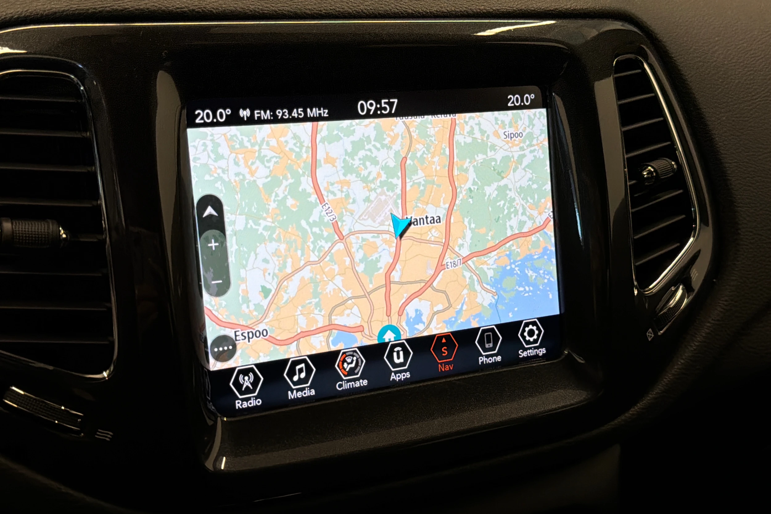 Harmaa Jeep Compass 2022 kuva 26.