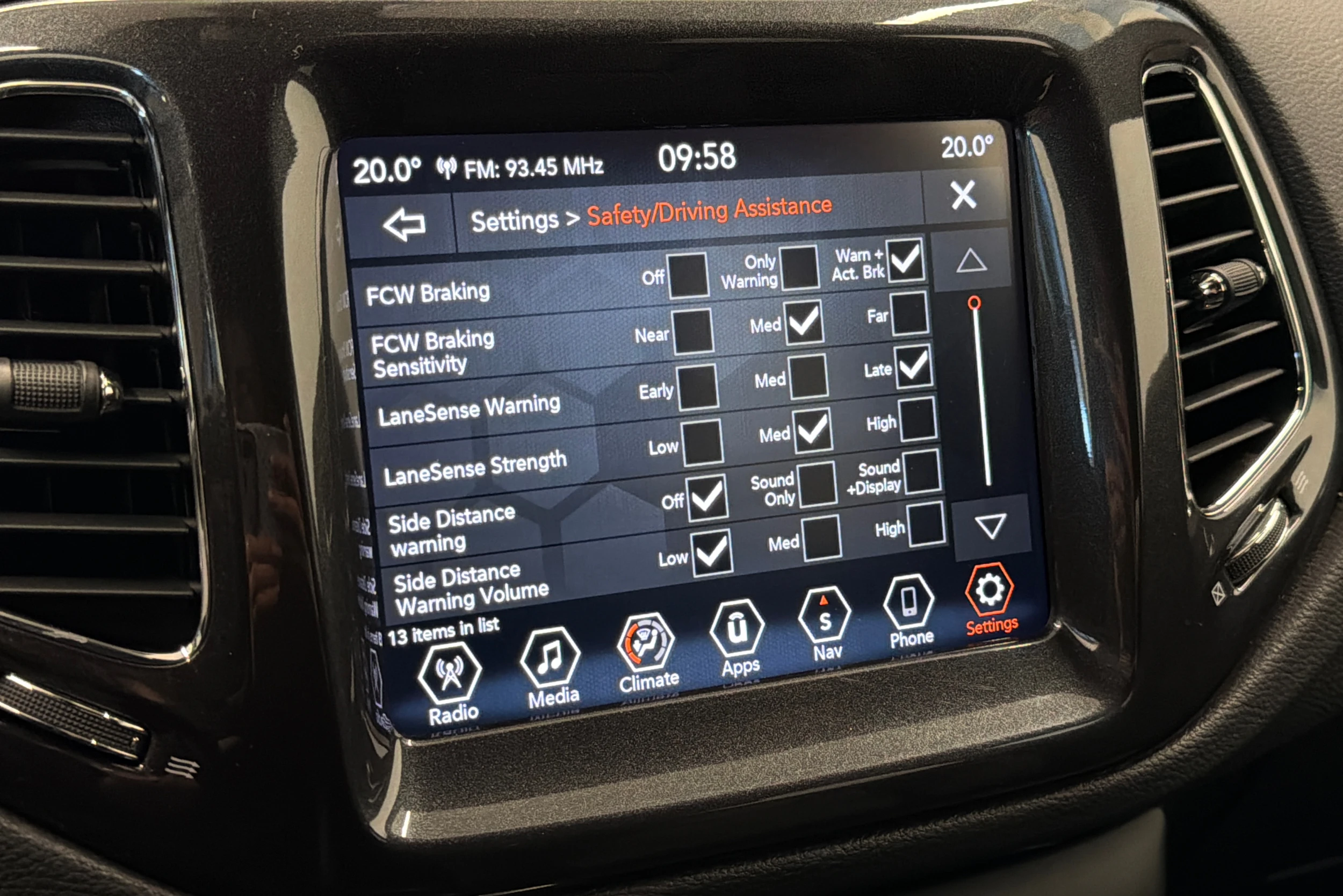 Harmaa Jeep Compass 2022 kuva 29.
