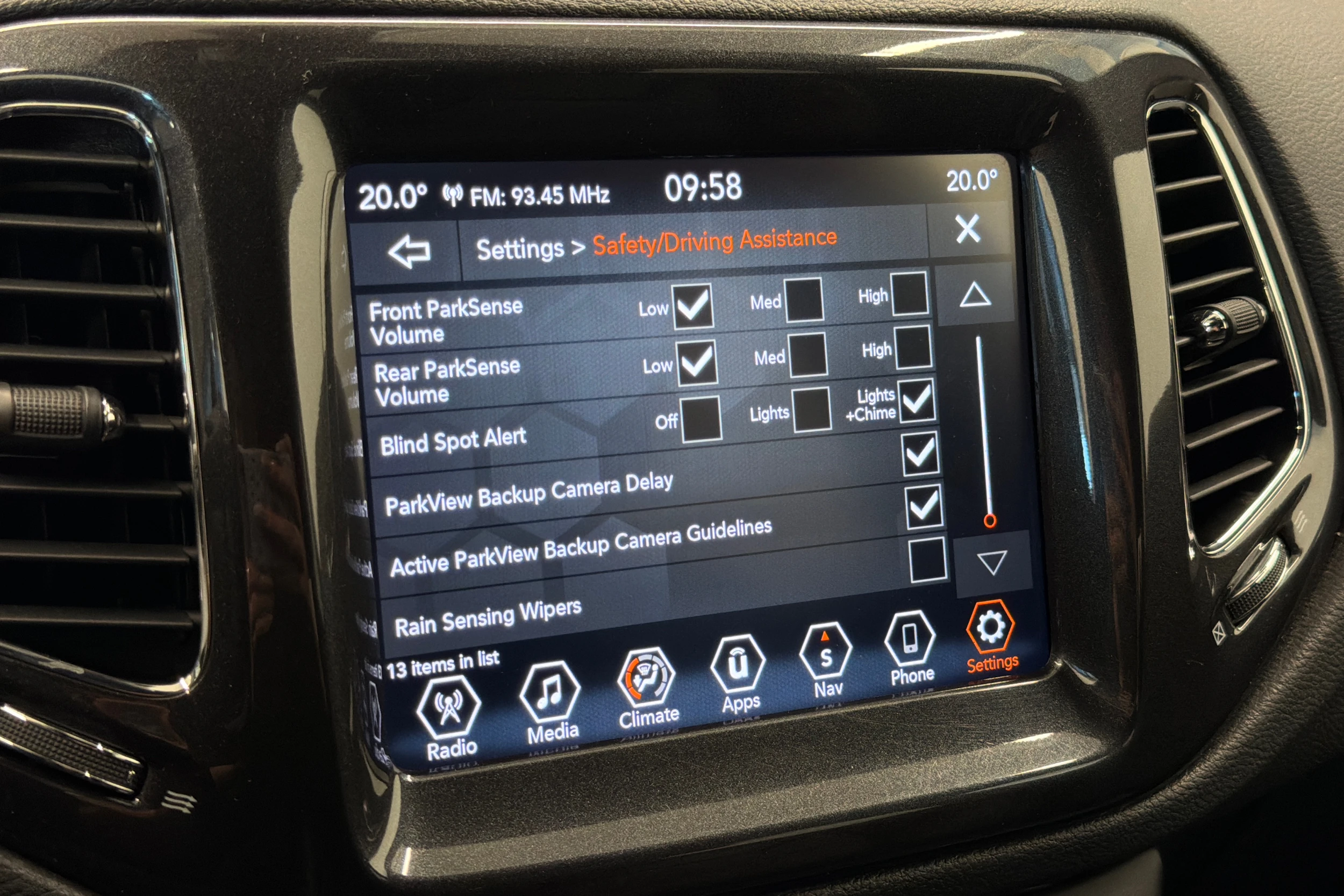Harmaa Jeep Compass 2022 kuva 30.