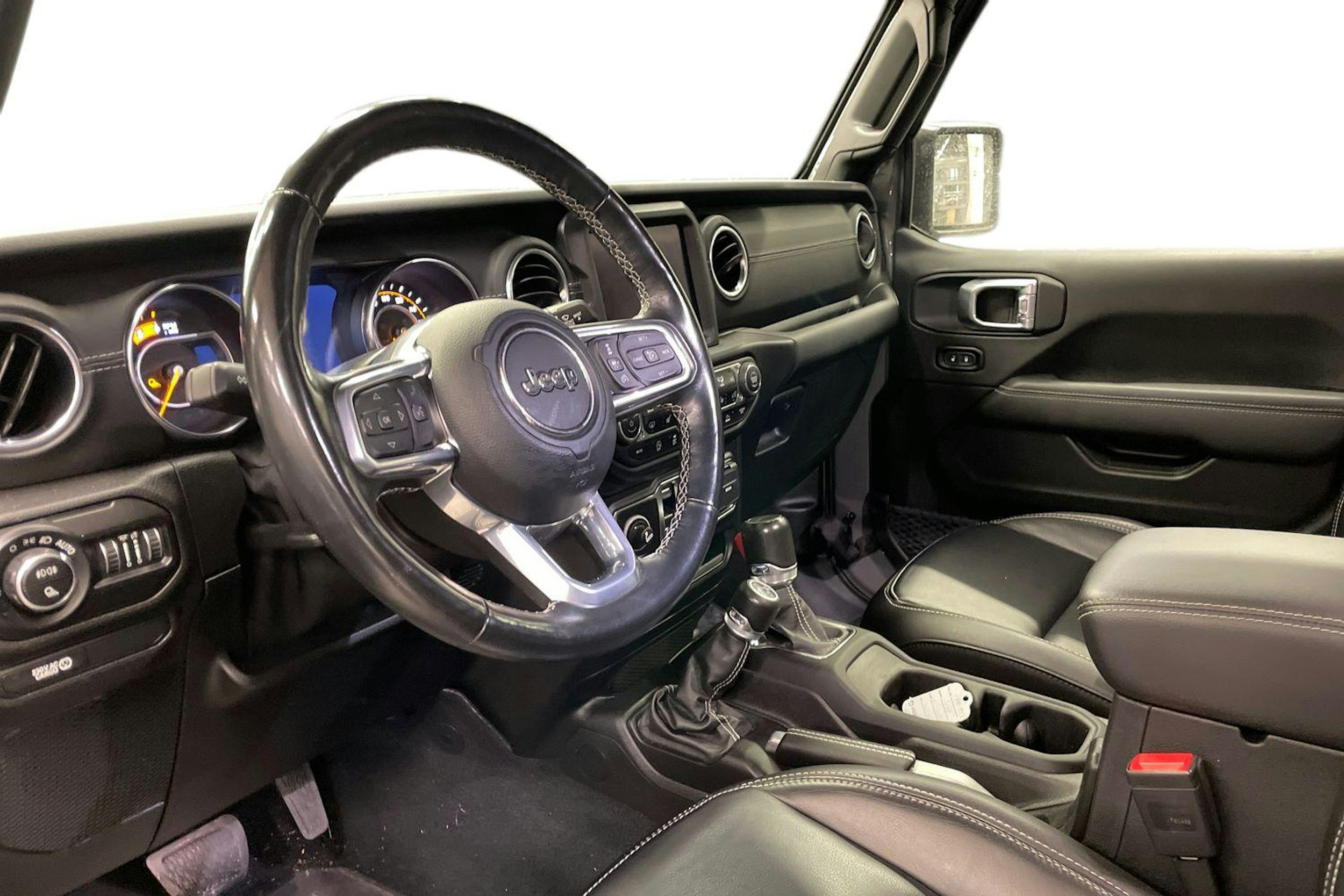 Harmaa Jeep Gladiator 2022 kuva 3.