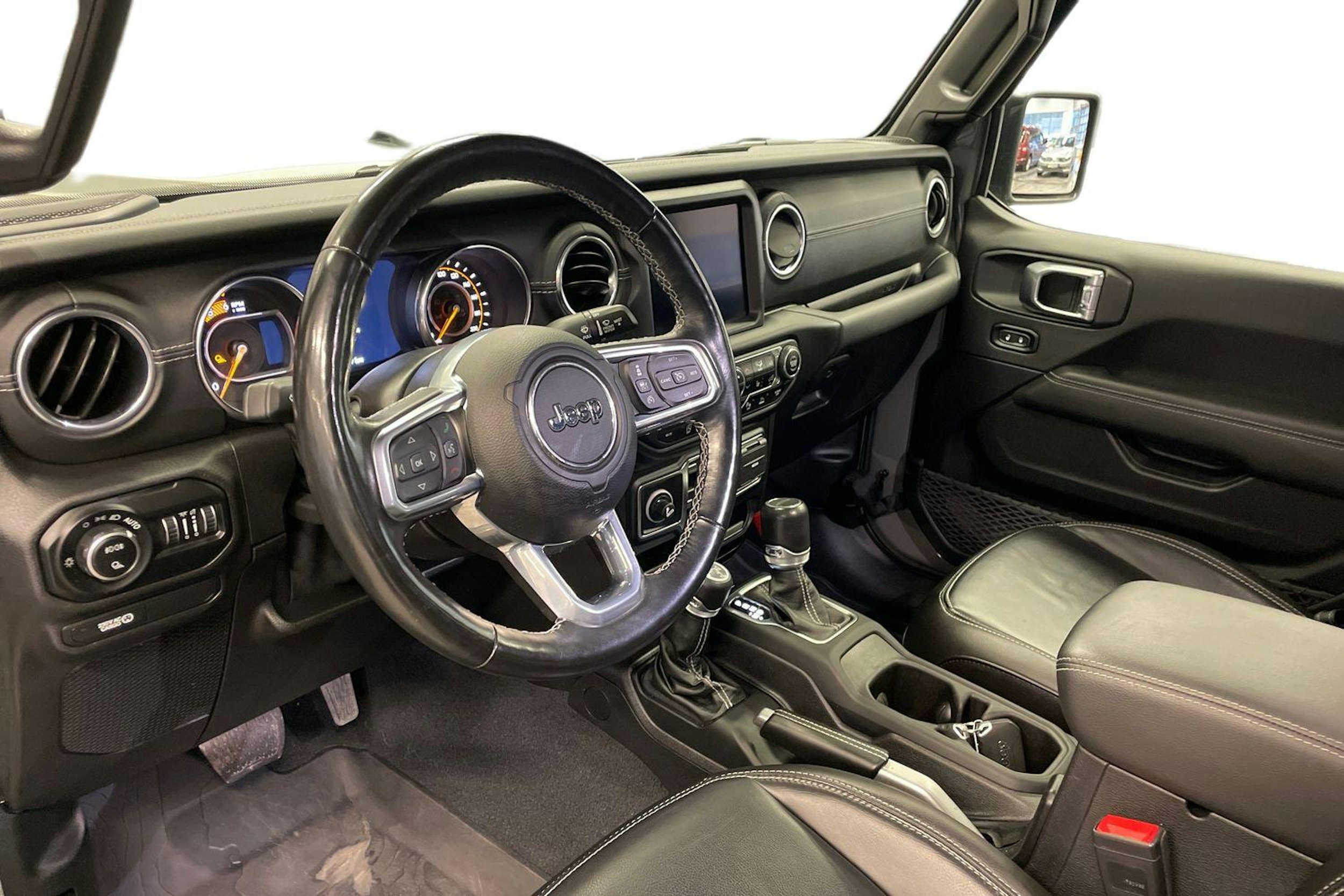 Harmaa Jeep Gladiator 2022 kuva 7.