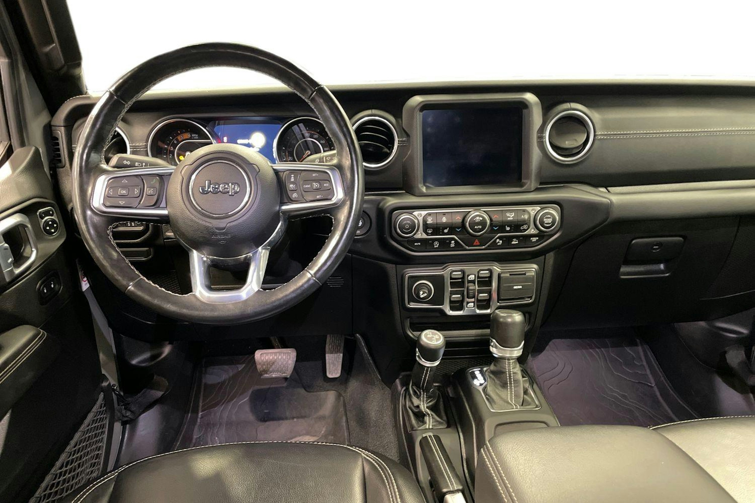 Harmaa Jeep Gladiator 2022 kuva 9.