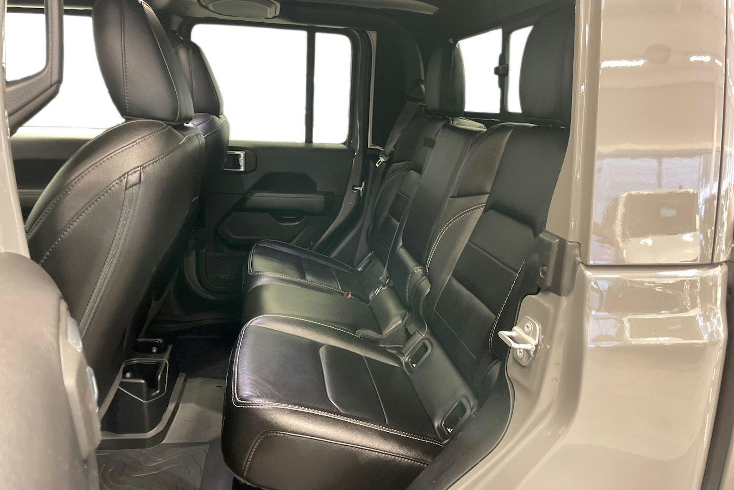 Harmaa Jeep Gladiator 2022 kuva 10.