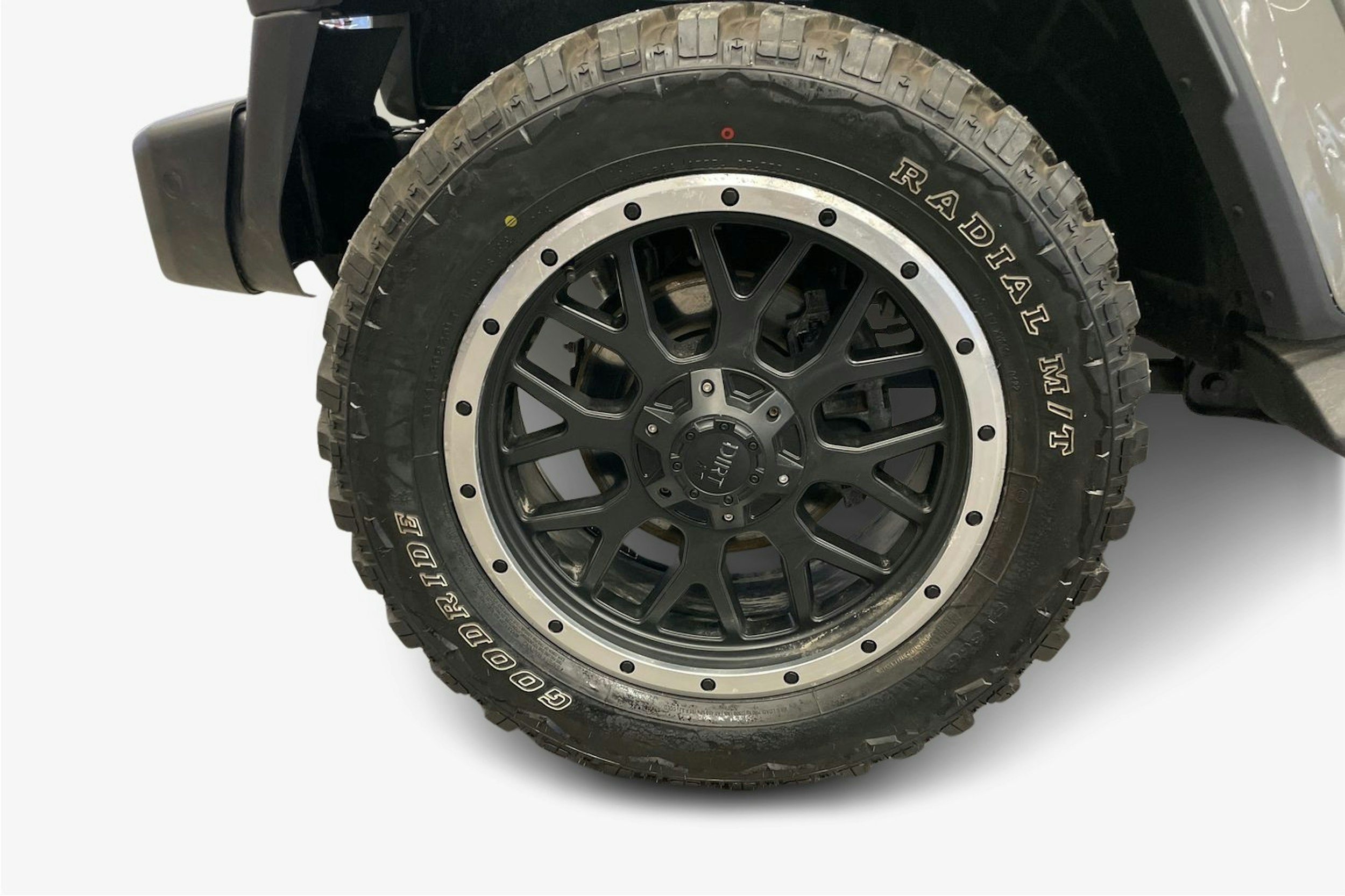 Harmaa Jeep Gladiator 2022 kuva 11.