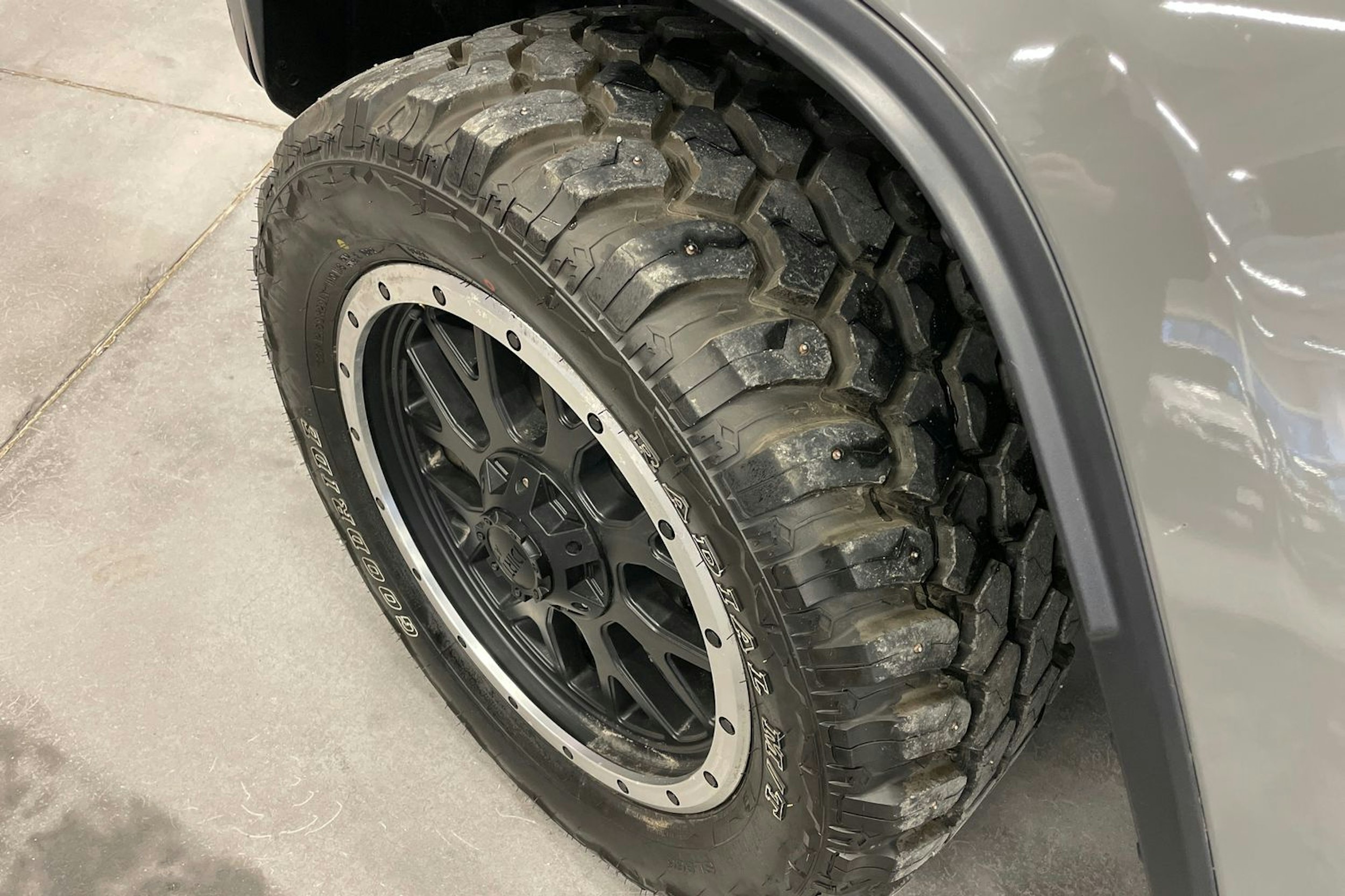 Harmaa Jeep Gladiator 2022 kuva 13.