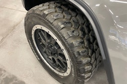 Harmaa Jeep Gladiator 2022 kuva 13.