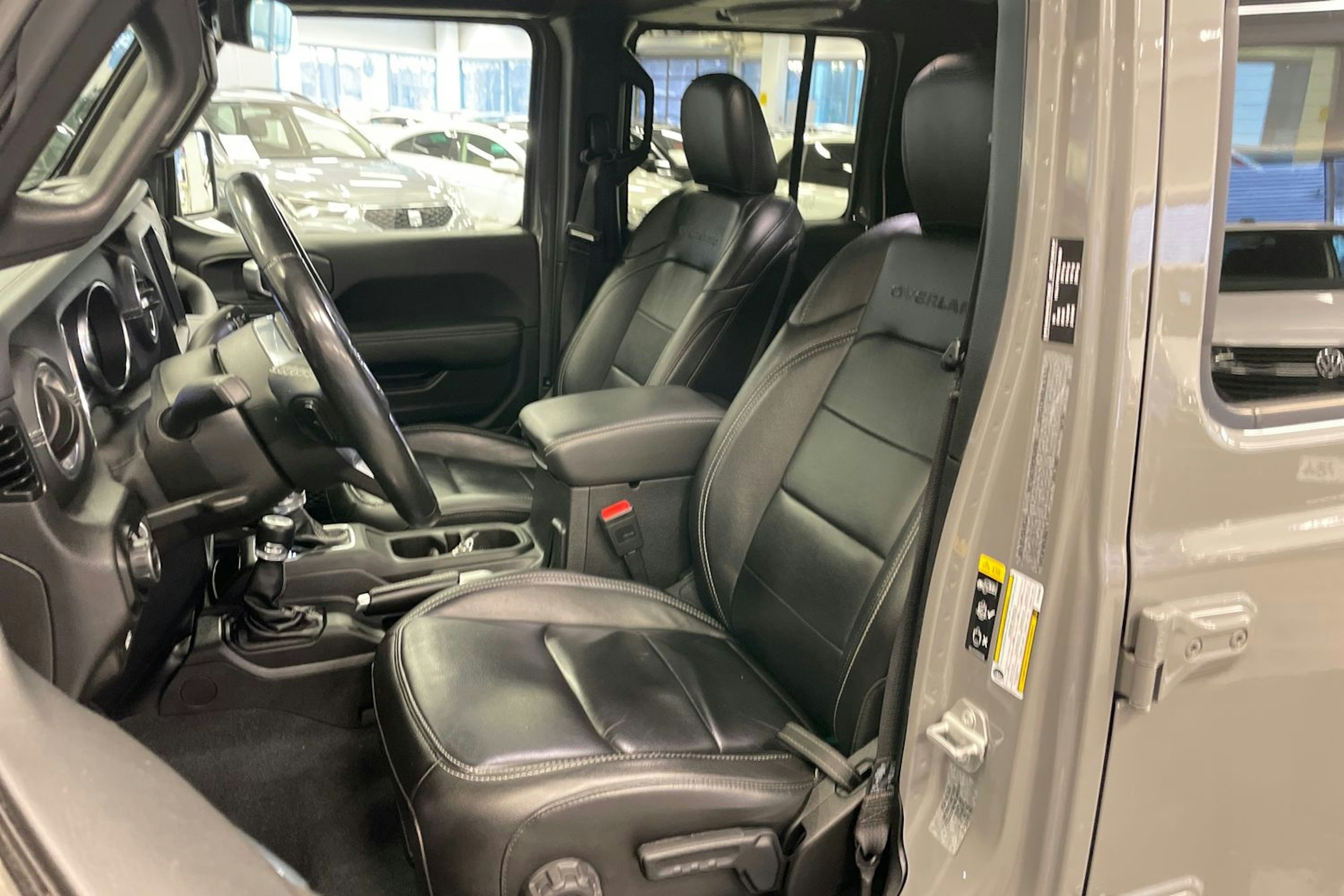 Harmaa Jeep Gladiator 2022 kuva 14.