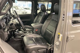 Harmaa Jeep Gladiator 2022 kuva 14.