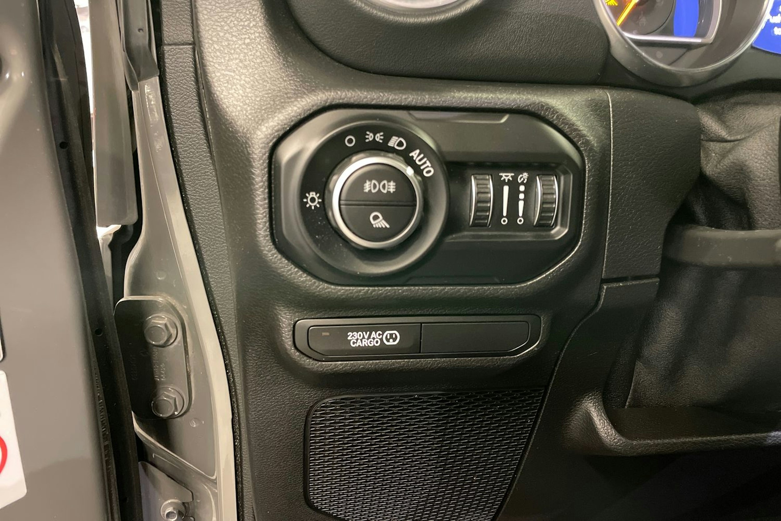 Harmaa Jeep Gladiator 2022 kuva 15.