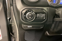 Harmaa Jeep Gladiator 2022 kuva 15.