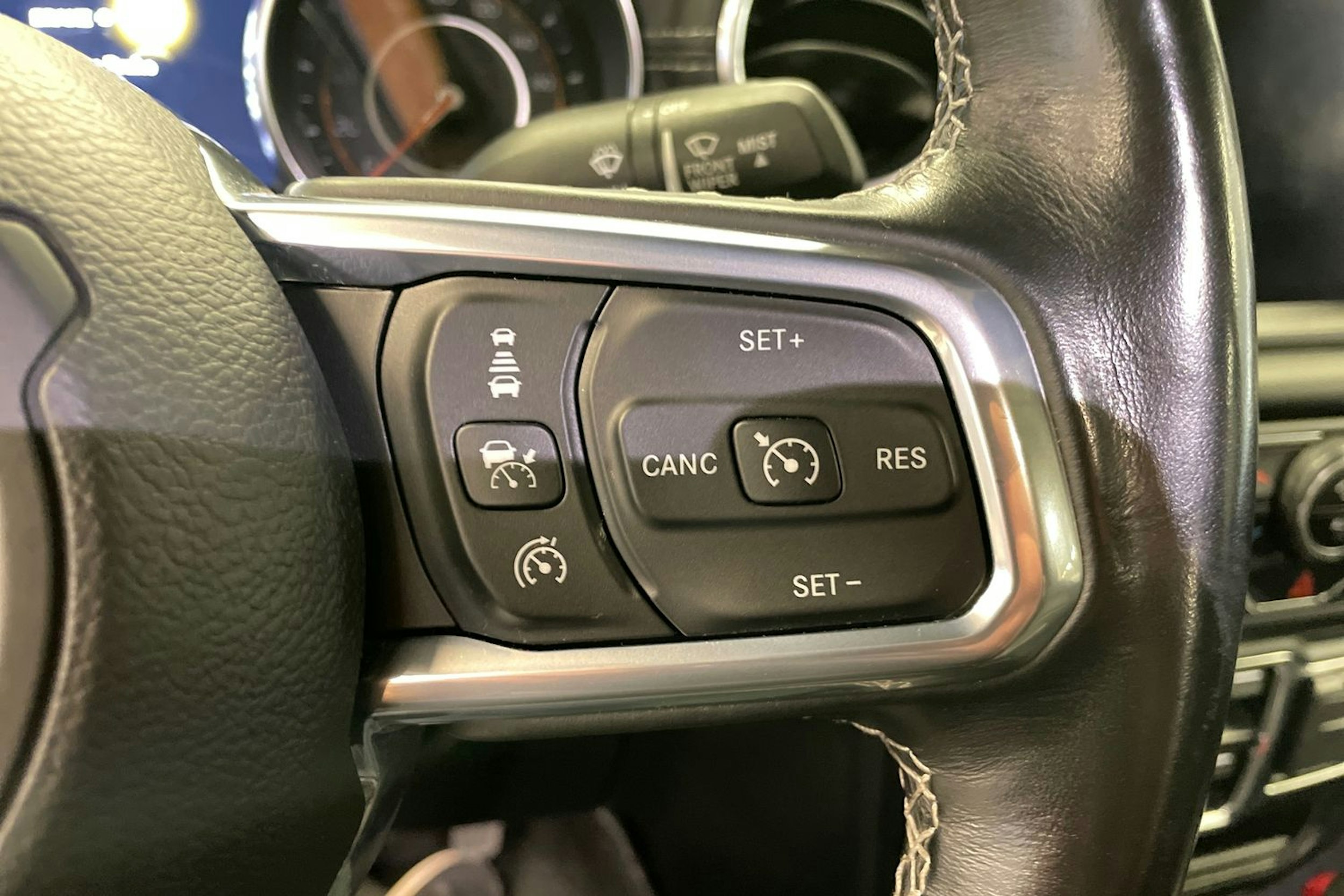 Harmaa Jeep Gladiator 2022 kuva 16.