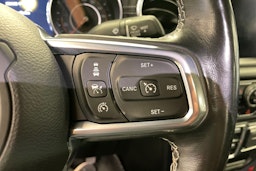 Harmaa Jeep Gladiator 2022 kuva 16.