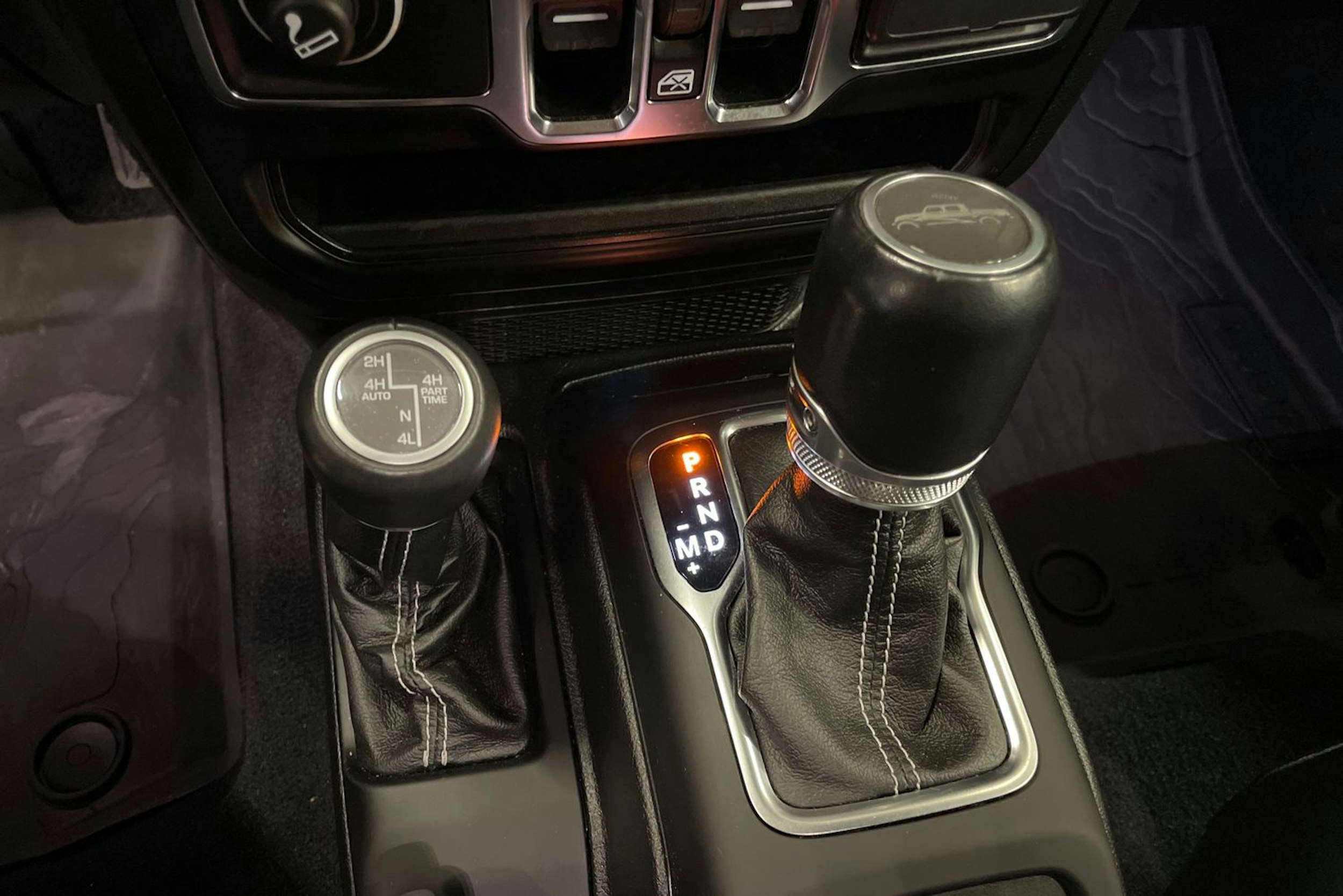 Harmaa Jeep Gladiator 2022 kuva 18.