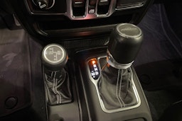 Harmaa Jeep Gladiator 2022 kuva 18.