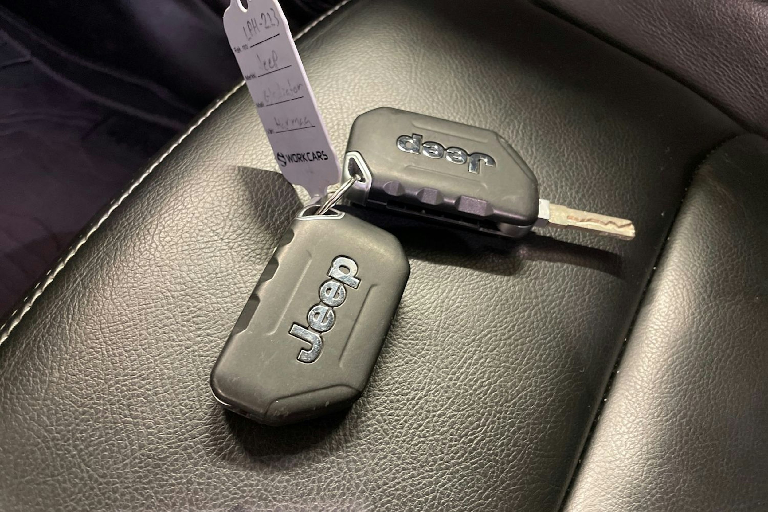 Harmaa Jeep Gladiator 2022 kuva 19.