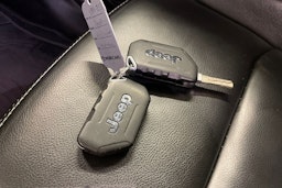 Harmaa Jeep Gladiator 2022 kuva 19.