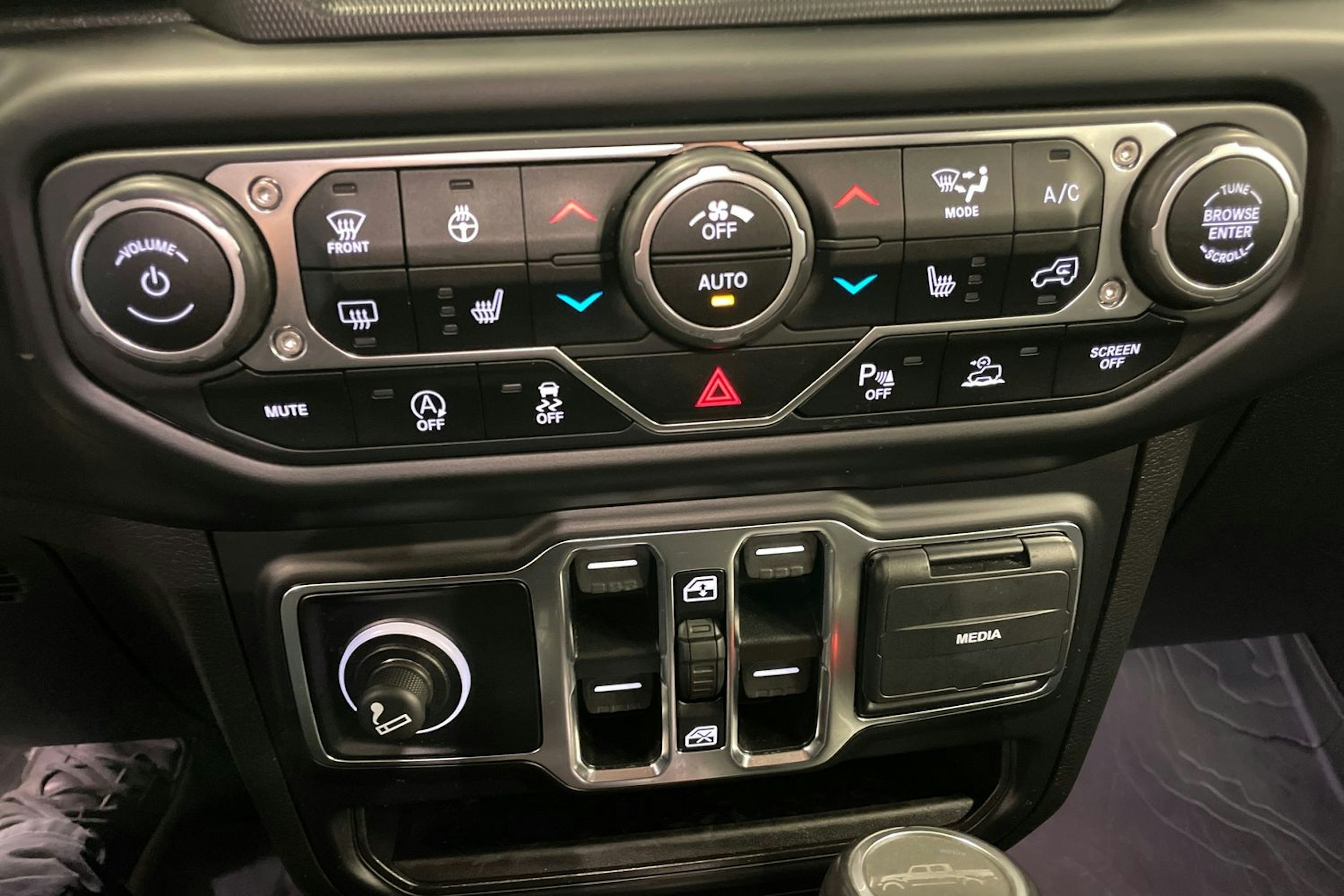 Harmaa Jeep Gladiator 2022 kuva 20.