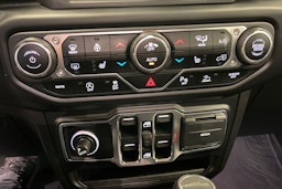 Harmaa Jeep Gladiator 2022 kuva 20.