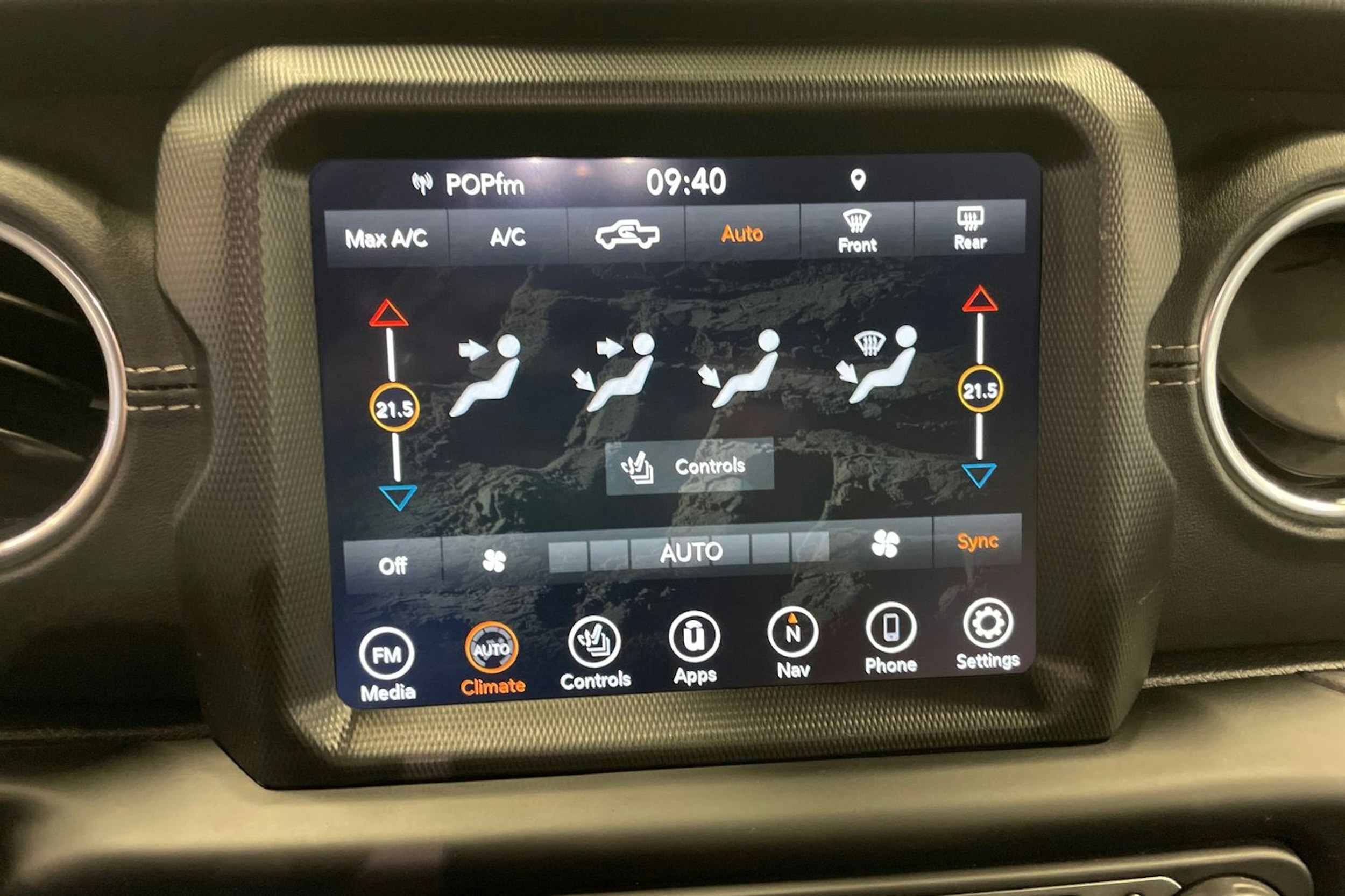 Harmaa Jeep Gladiator 2022 kuva 21.