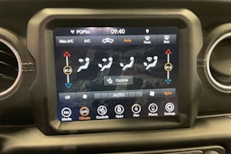 Harmaa Jeep Gladiator 2022 kuva 21.