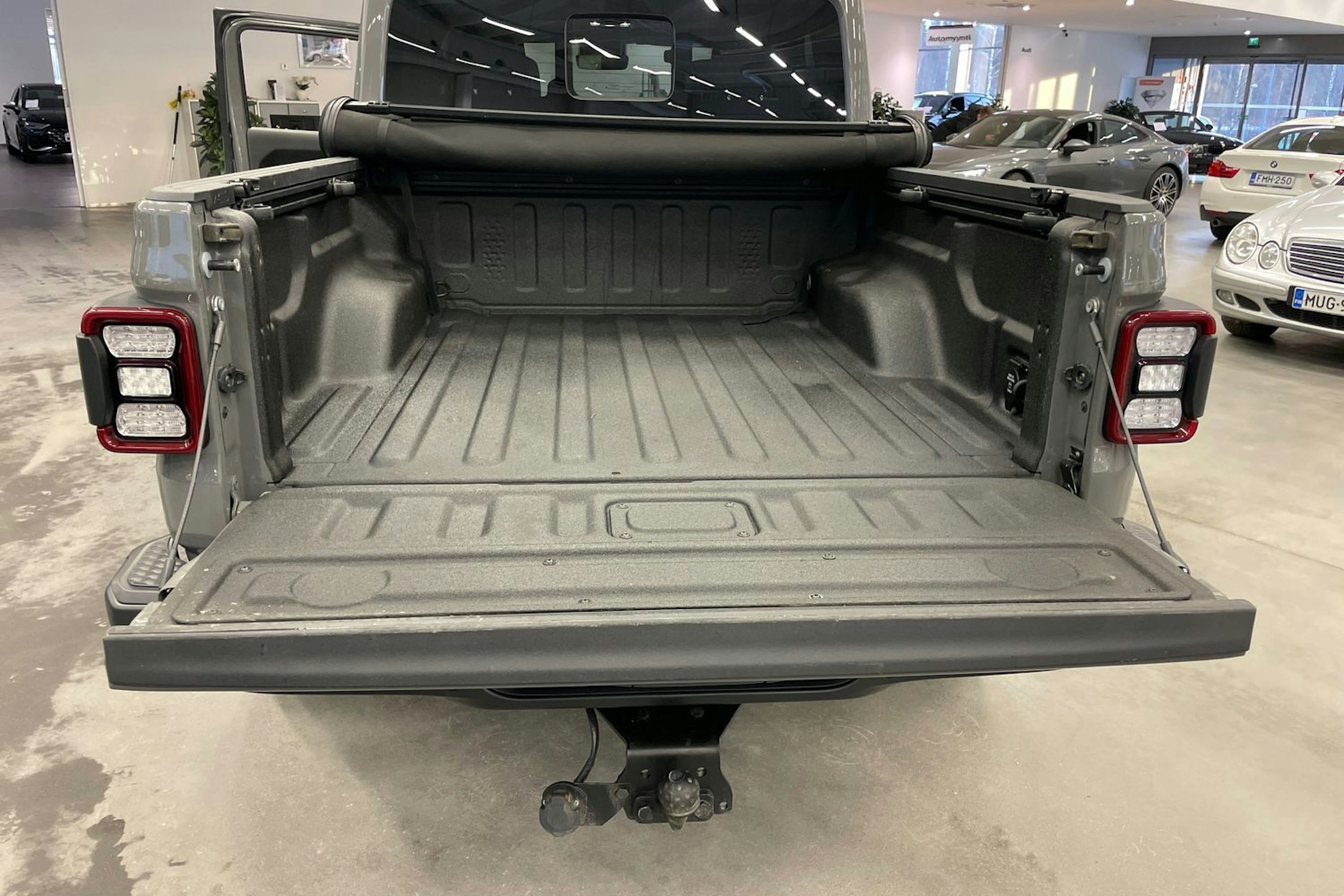 Harmaa Jeep Gladiator 2022 kuva 22.