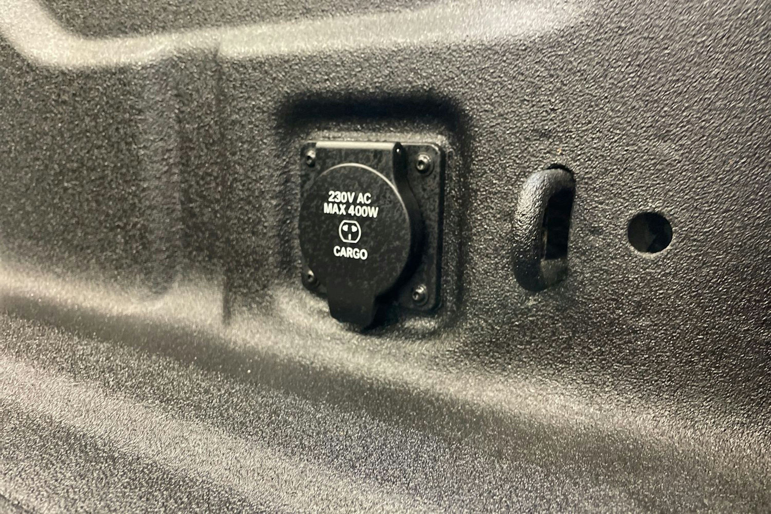 Harmaa Jeep Gladiator 2022 kuva 23.