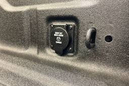 Harmaa Jeep Gladiator 2022 kuva 23.